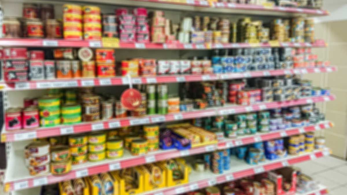 organizar-la-mercancia-en-una-tienda-de-abarrotes