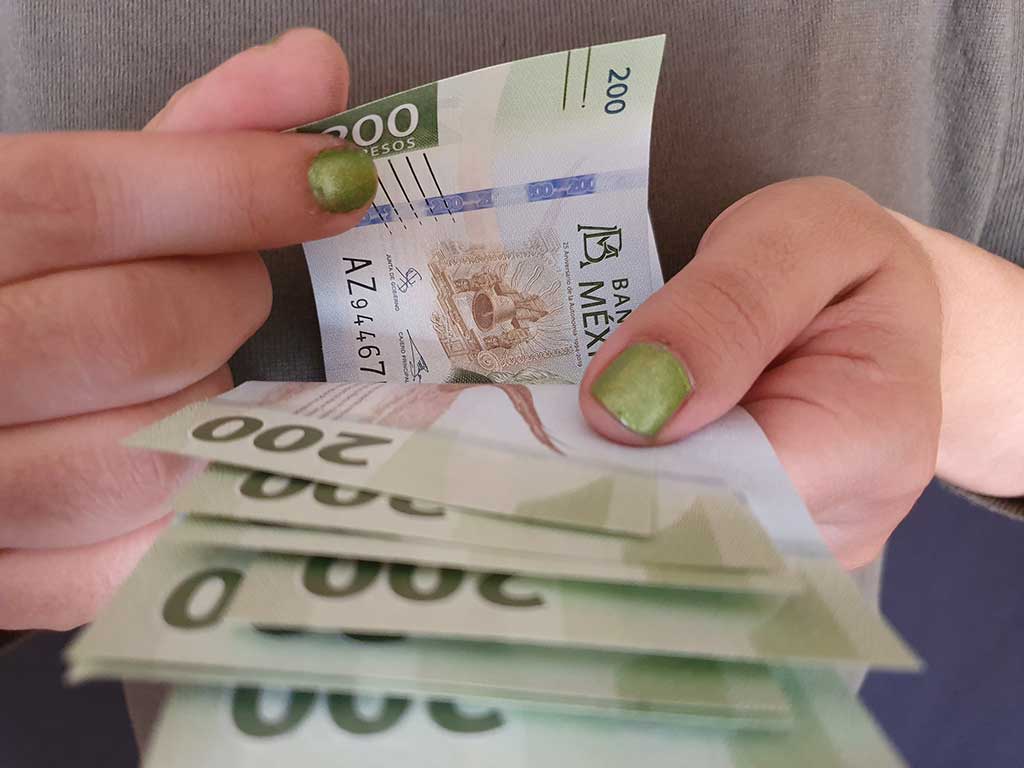 Esto es lo que debes revisar para reconocer un billete falso