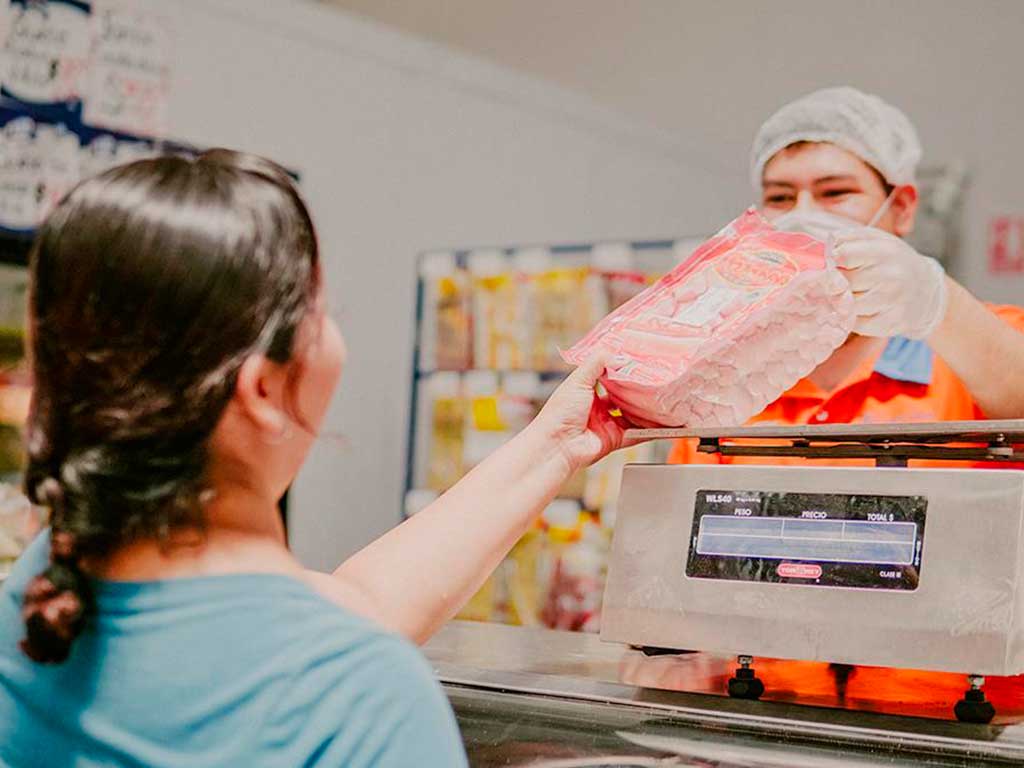¿Cómo se debe atender a un cliente en una tienda?